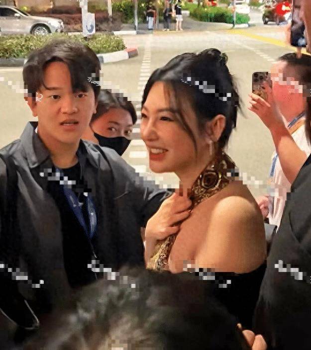 张雨绮女神滤镜破碎,穿露肩装虎背熊腰,与人交谈热情到表情失控_身材