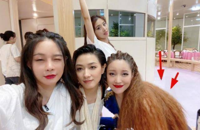 沈梦辰重回浪姐晒合影,踏门把手,踩马桶显豪迈,万茜还吊着绷带_金莎