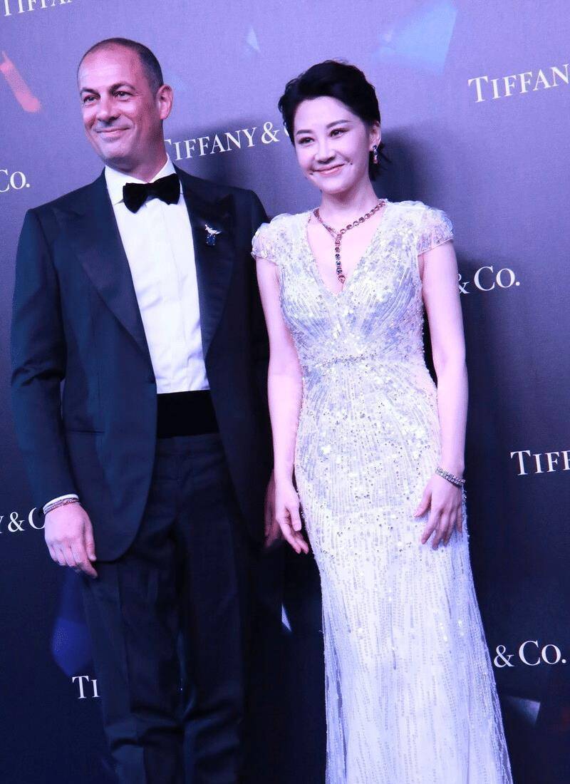 因为身材上的走形和发福通常会限制穿搭上的可选择性,不过对于许晴