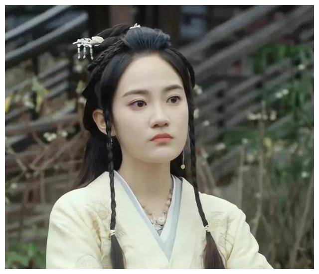 其实汤梦佳是童星出身,5岁就参演了《上海沧桑》,小时候基本在演主角