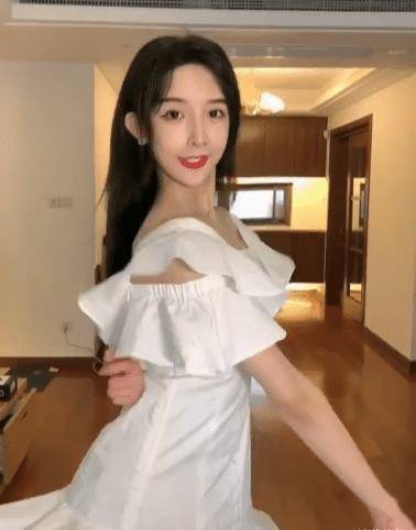 女装大佬翻车了,穿时尚小裙子不料被腋窝出卖,女生一般都没有_艾比