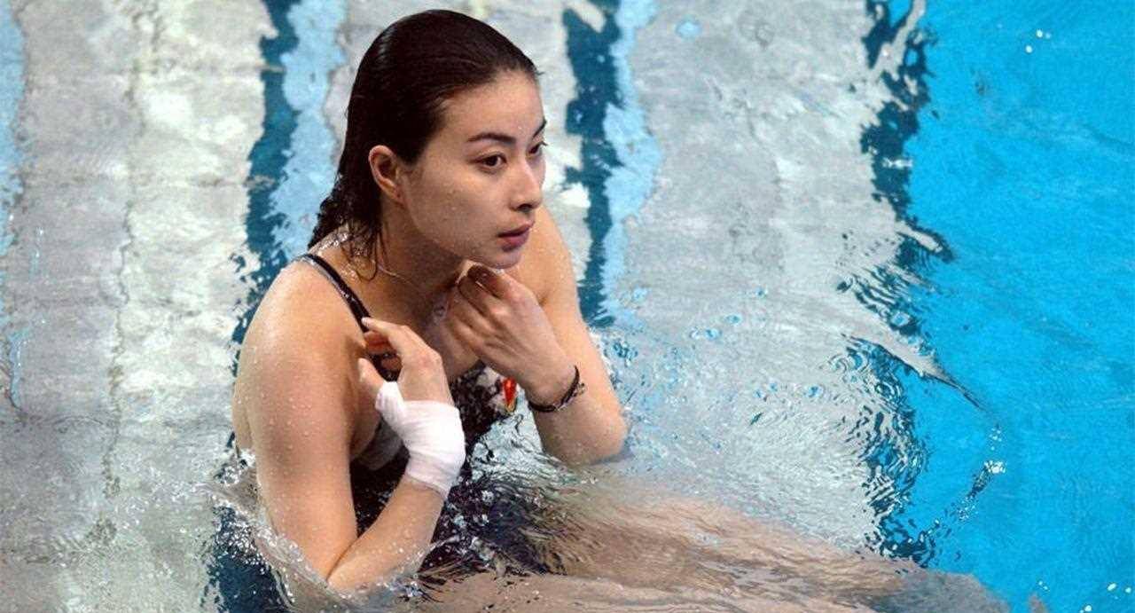 郭晶晶现身国外惹争议,和网友同框被吐槽像老太!