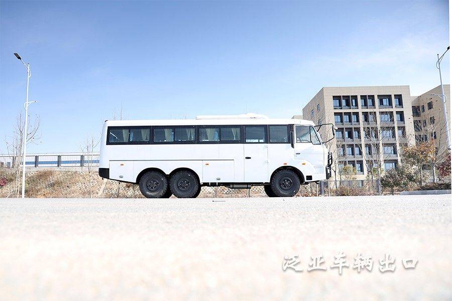 东风四驱六驱4x4,6x6越野客车210马力大巴车村村通旅游观光车