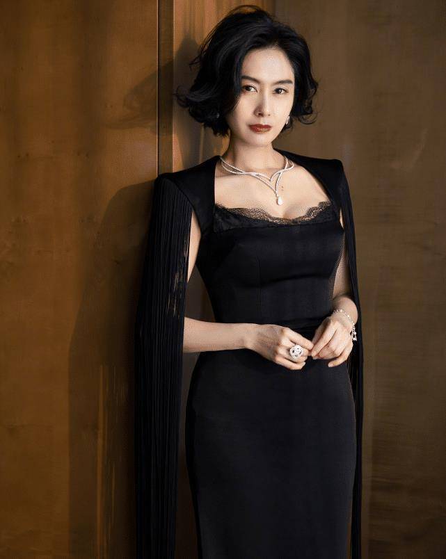 终于相信朱茵49岁了,活动生图法令纹明显,好在身材依旧丰满_造型_感觉