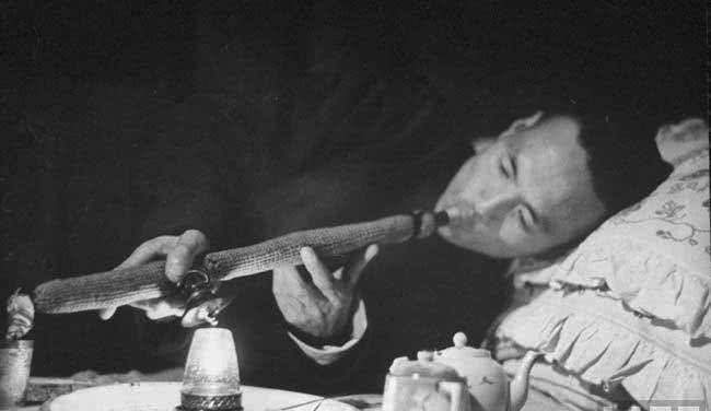 1946年一个男子吸食鸦片全过程:眼神空洞醉生梦死,陶醉在吸食快感之中