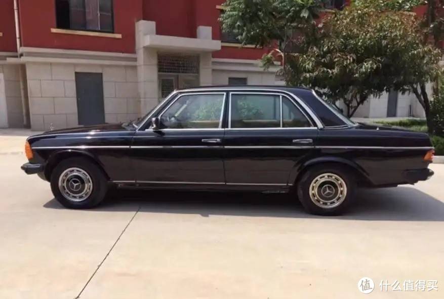 老板拿出1991年奔驰e230,侧面像老普桑,礼帽轮毂,外观相当精致_搜狐