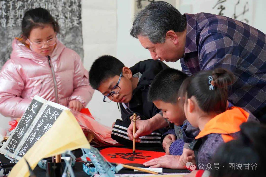 甘肃摄影师杨茂盛作品《年味》: 书韵传真情 秀女献祥瑞_甘谷_节日