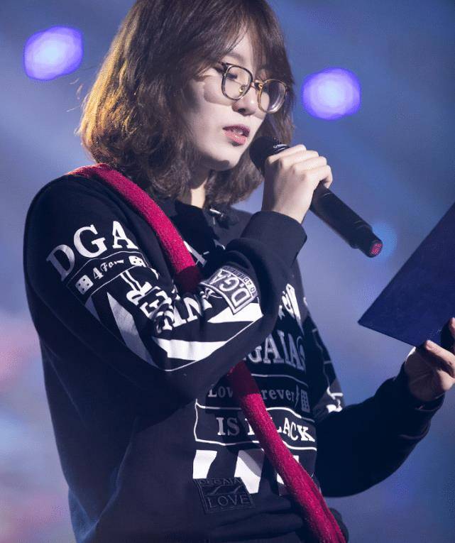 一说到傅园慧相信很多人立马就想到她各种的表情包形象,像她当初"洪荒