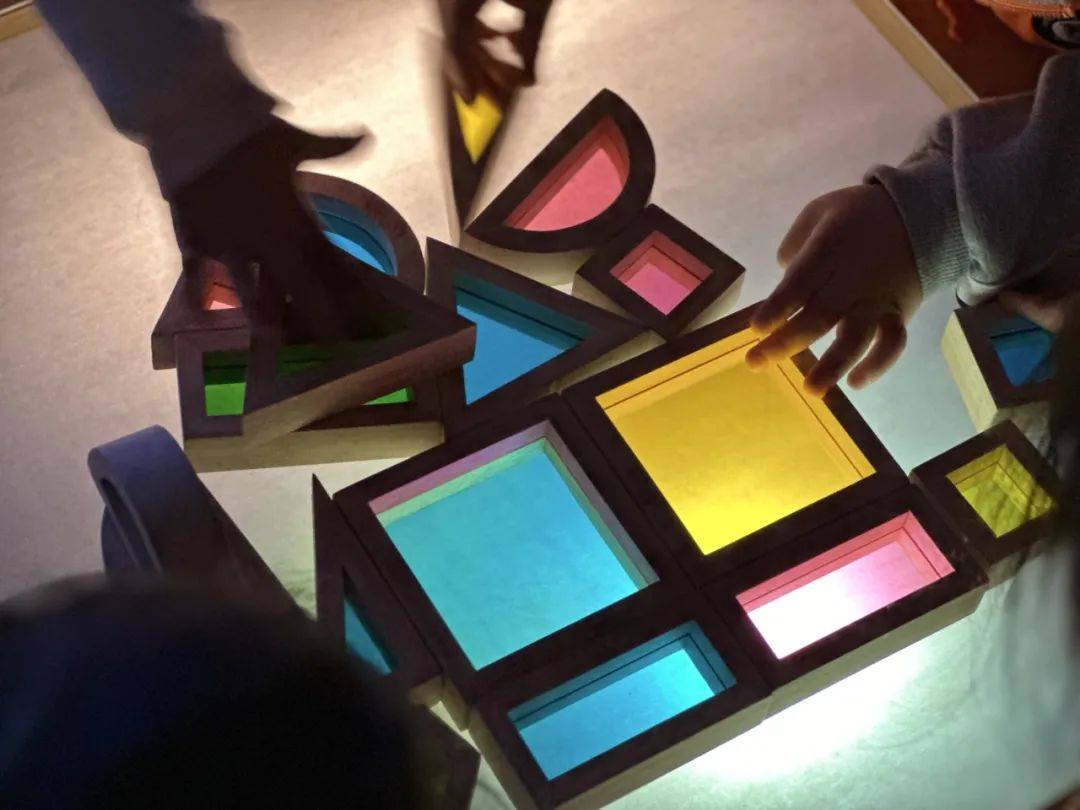 与光相遇 如影随形 | 盛兴幼儿园光影探索活动精彩纷呈!