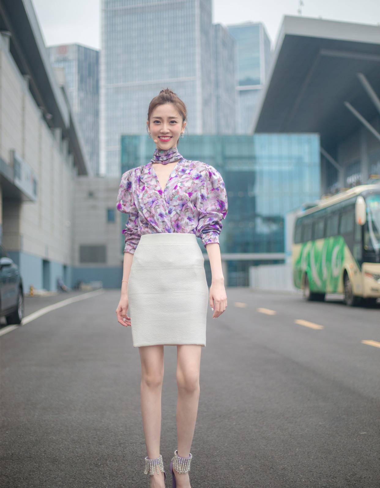 张纯烨才是真腿精,一袭红裙登台大气高级,这身材主持人里少见_款式