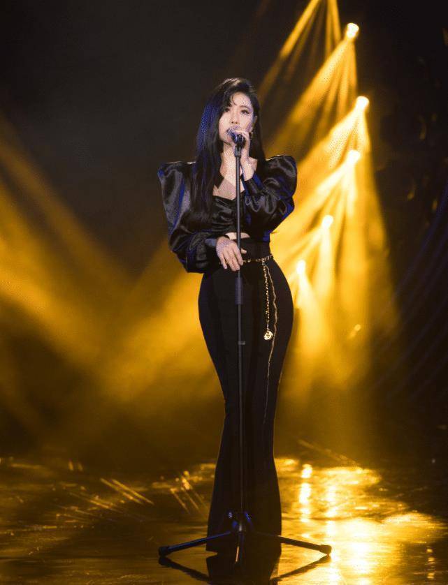 袁娅维长相颇有自己的独特个性化特点,不算是清新甜美的造型,但却很有