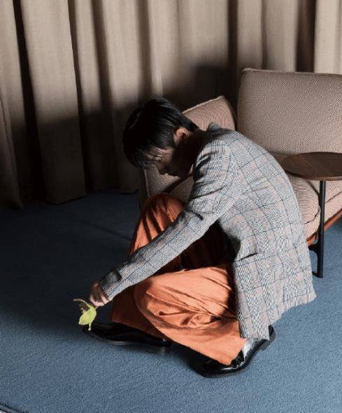 易烊千玺持花归来,与光影交织,少年"眼神杀"来袭_黑色_衬衫_条纹