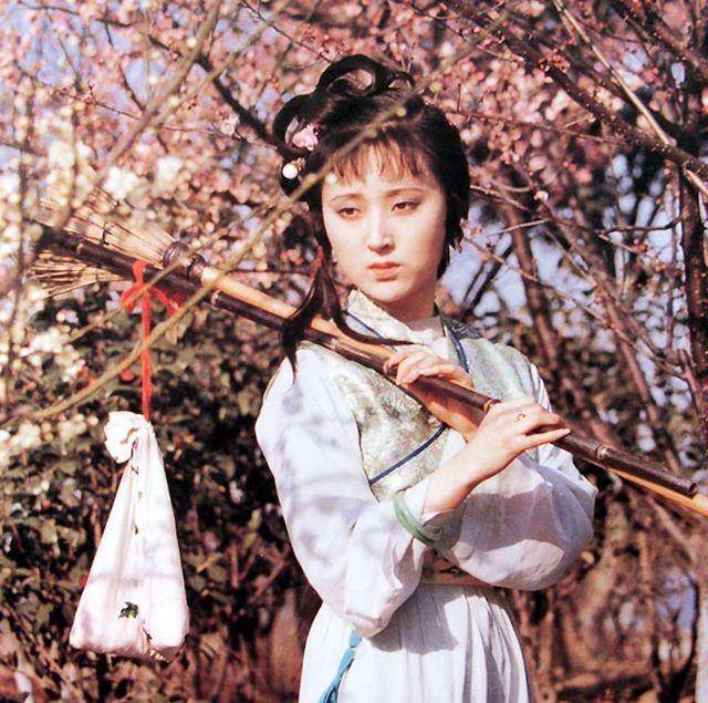 "林妹妹"陈晓旭之墓:鲜花环绕,汉白玉雕像让人垂怜_林黛玉_芭蕾_因为