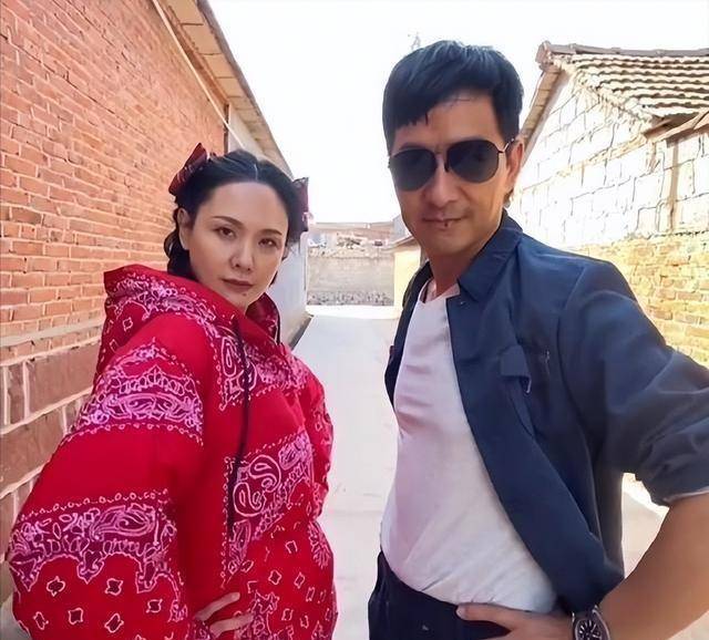 演员郭晓东带妻儿回山东老家陪母亲过年,破房子抢眼,网友吵翻了_思考