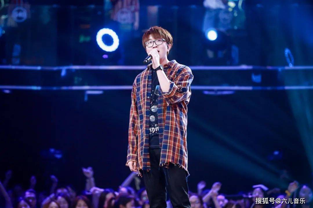 毛不易细腻而富有磁性的嗓音,将歌词中东北爱情故事的凄美和忧愁演绎