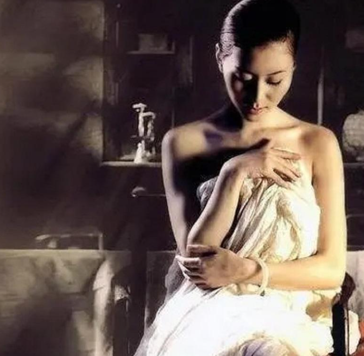 看到自己妻子的"裸模照片",被千千万万的人欣赏,谁能接受?