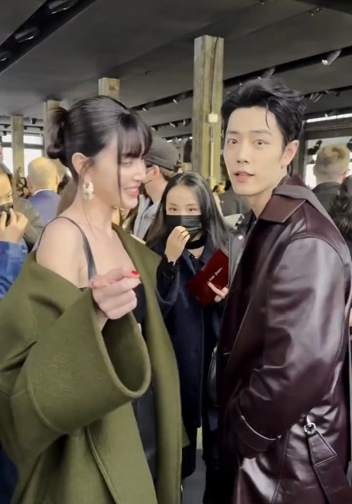 肖战和泰国女星同框亮相,对方穿皮质文胸身材辣,肖战害羞不敢看_mai