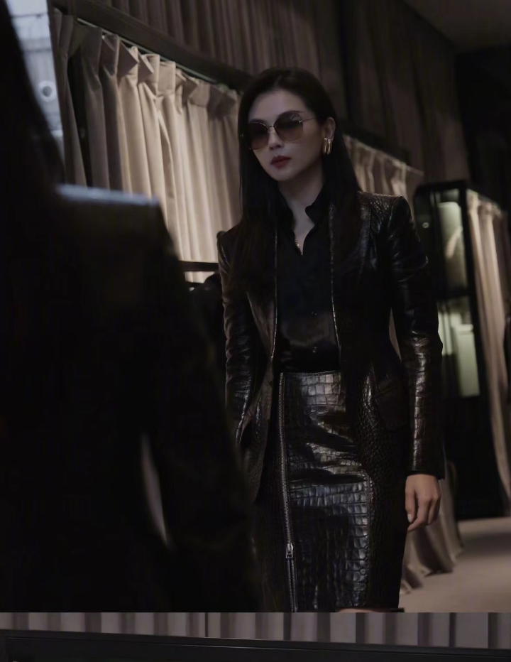 穿黑皮裙看秀抢全场风头,戴墨镜太帅了_造型_显得_身材