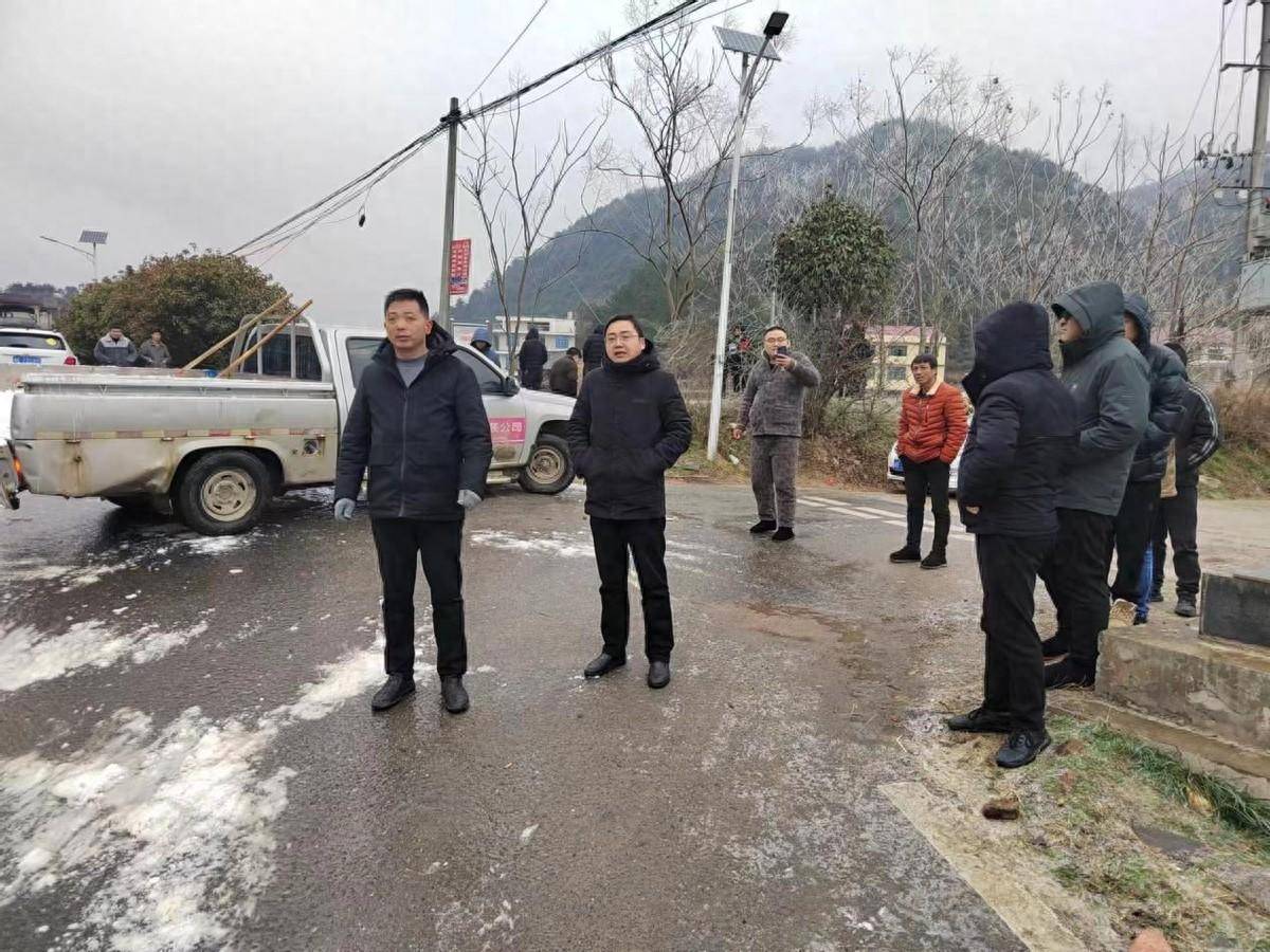 以雪为令,新邵县陈家坊镇积极应对低温雨雪冰冻天气_路面_全力_群众