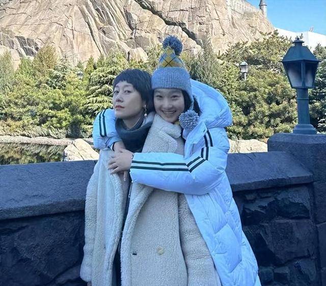 马伊琍小儿女满10岁,文爱马晒照为妹妹庆祝,母女仨全出镜好有爱_艾玛