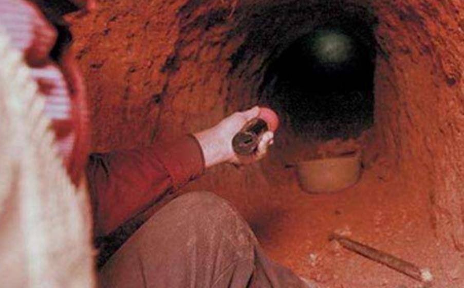 引警方高度怀疑,发现木炭叹息:来晚了_林山_父母_侯百万