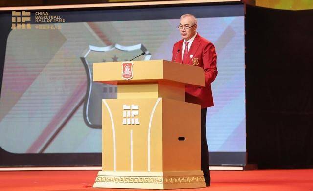 第一个上台的人是中国篮球传奇人物匡鲁彬.