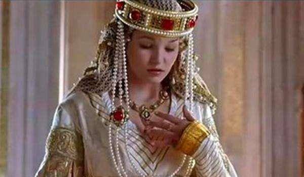 根据史学家兼拜占庭公主安娜·科穆宁娜在自己史书中的记载:"皇帝知道