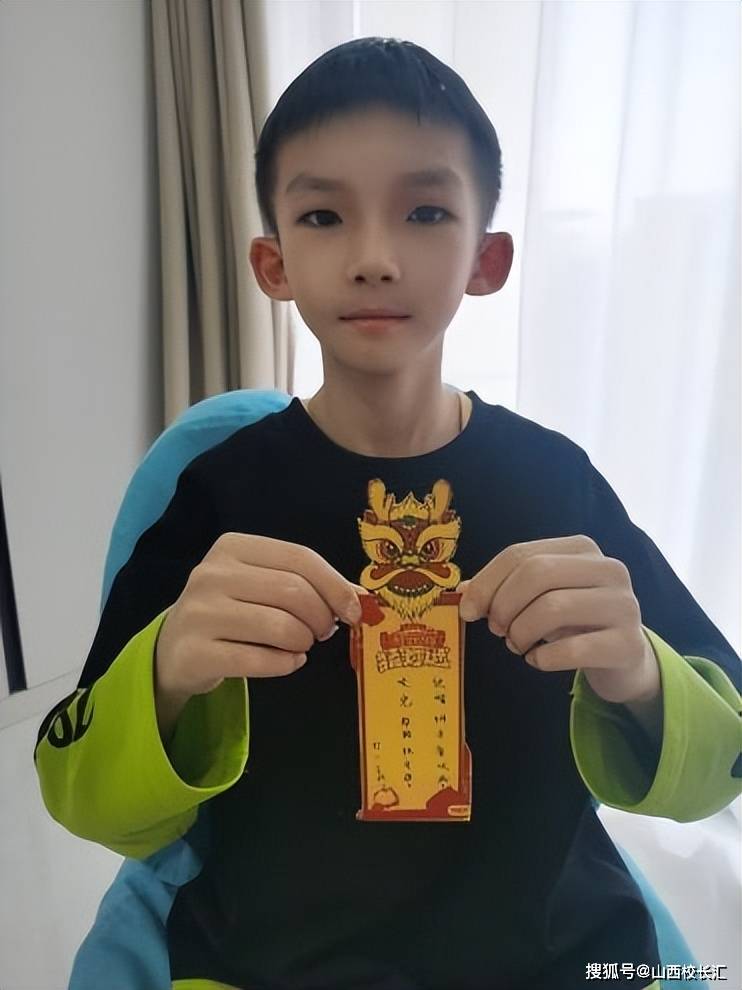 孩子们亲手制作灯谜书签,将智慧与创意融入其中.