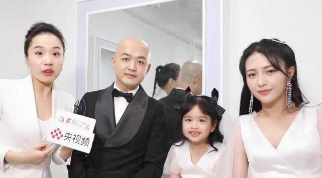 包贝尔一家现身央视,5岁饺子再现"肉包脸",和妈妈穿姐妹装超有爱_时候