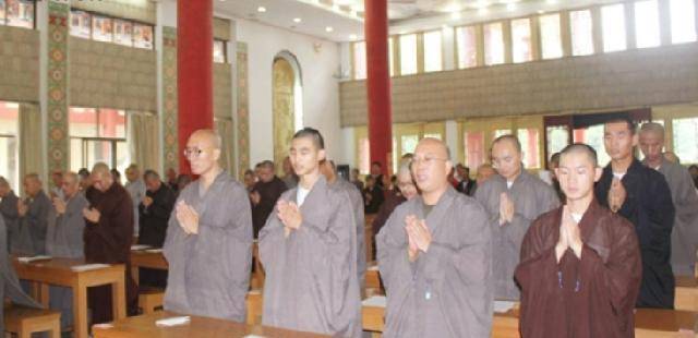 90后寂源法师:13岁昄依佛门,23岁任寺庙住持,面容慈善清秀_佛家_知识