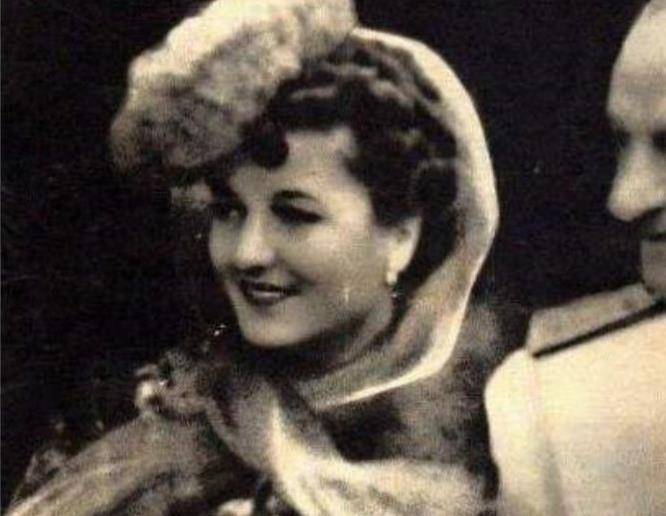 路人帮她留住尊严_克拉拉·贝塔西_生活_爱情