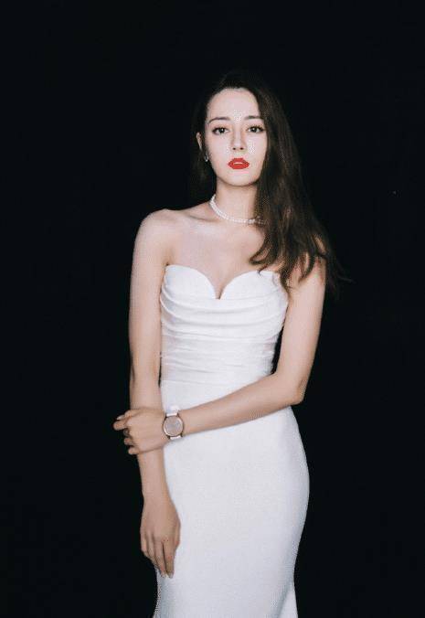 "新疆美女"迪丽热巴,完美驾驭多元造型,酷帅优雅甜美都是她_黑色_设计