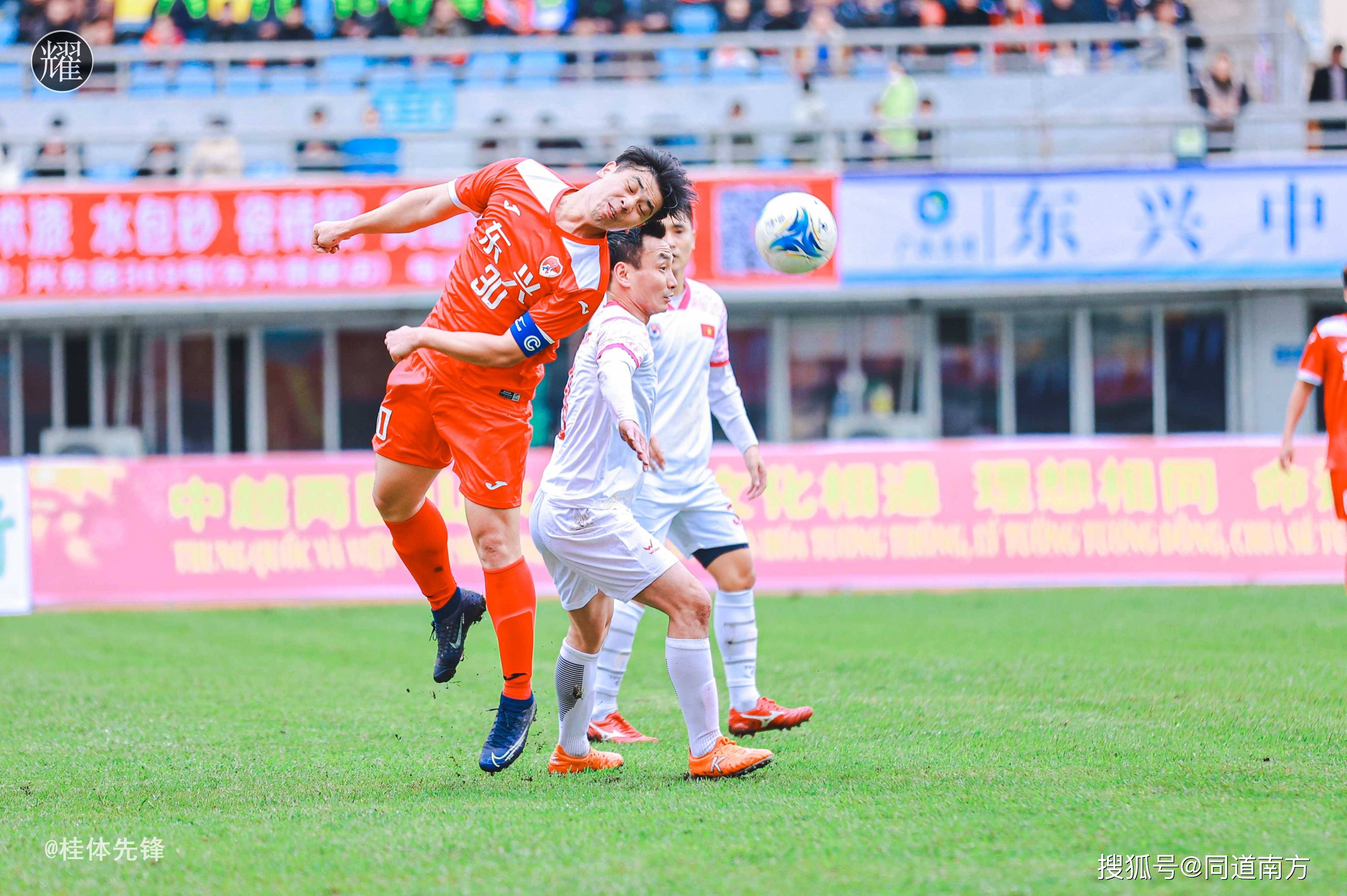 比赛开始,中国东兴队趁主场之利迅速压上进攻,第3分钟,卢琳右侧任意球