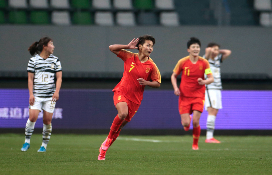 1-2,王霜绝境爆发,化解对手威胁传球,热刺守门员当场尴尬了_防守_比赛