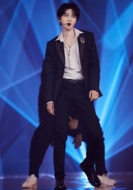 有种"整容"叫王俊凯,发育后与1米8吴磊齐高,穿校服都像超模_时候_显得