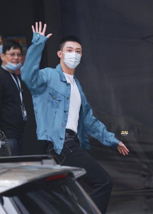 前女友身亡未遂后,黄景瑜首露面录快本表情凝重,张艺上被曝小三,微博