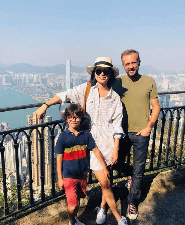她是世界"第一丑模",嫁法国丈夫基因逆转,7岁儿子像混血王子_吕燕吧