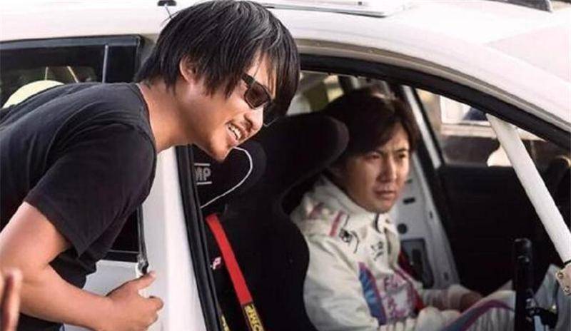 "斜杠青年"韩寒:郭敬明将其当作一生之敌,二人差距却越来越远_发展