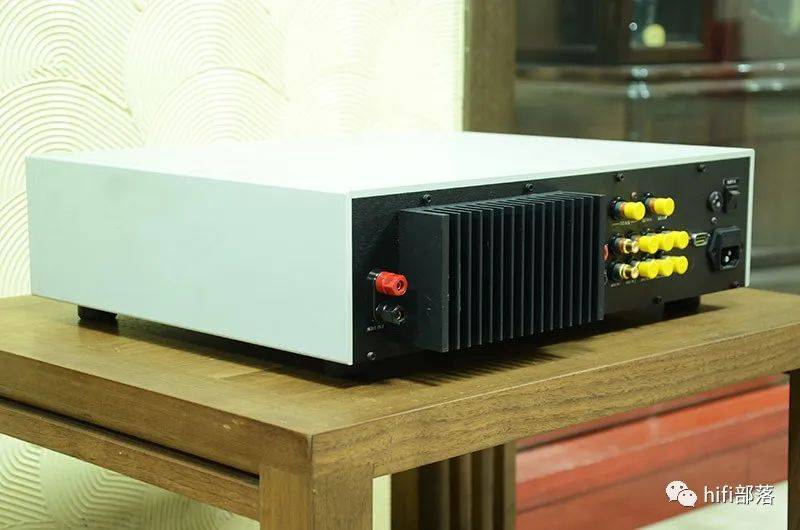 瑞士 高文 goldmund telos 390.5 合并功放_接地_的设计_金属