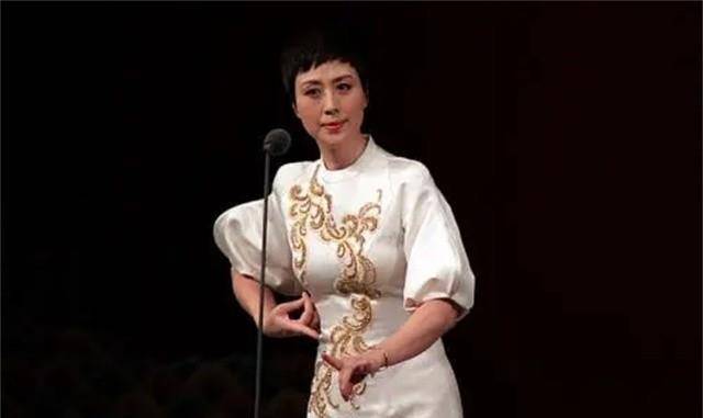 中国京剧之星史依弘,与大18岁的李成儒相爱,离婚后成兄妹_发展_戏曲