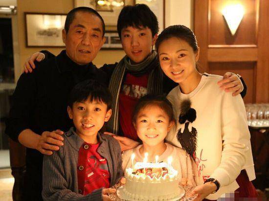 小女儿为妈妈戴皇冠,长得太像爸_陈婷_气质_风格