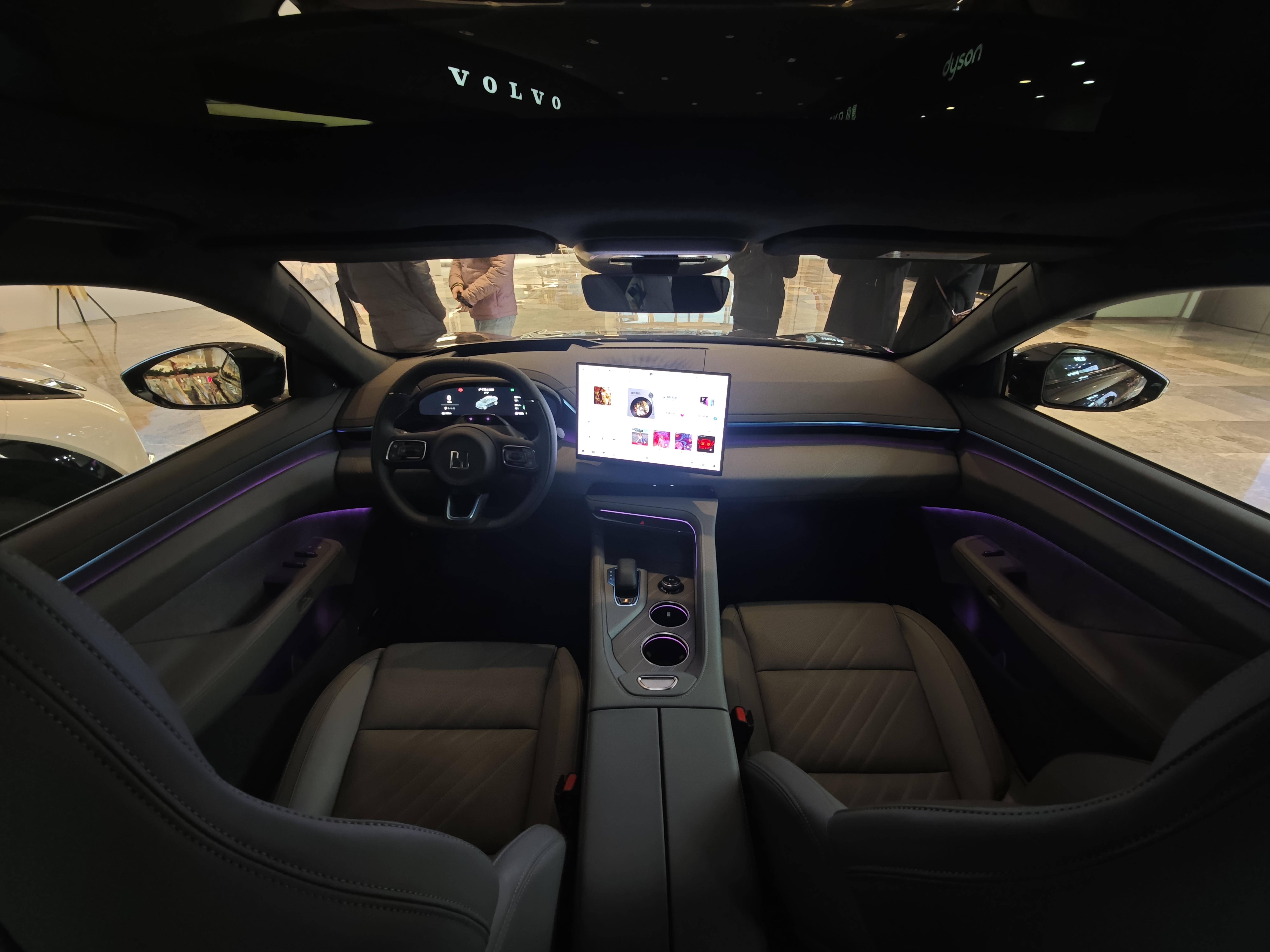 座椅方面加了震动模块 未来科技范静态体验全新极氪001