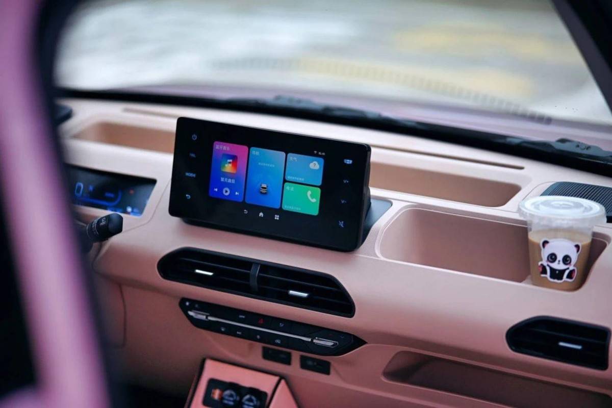 轴距更是达到了2015mm,比同级别的竞争对手宏光miniev还要宽敞些