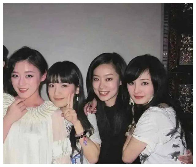 杨幂与张小斐,大学同学合影曝光,竟是好朋友!_友情_游戏_生活