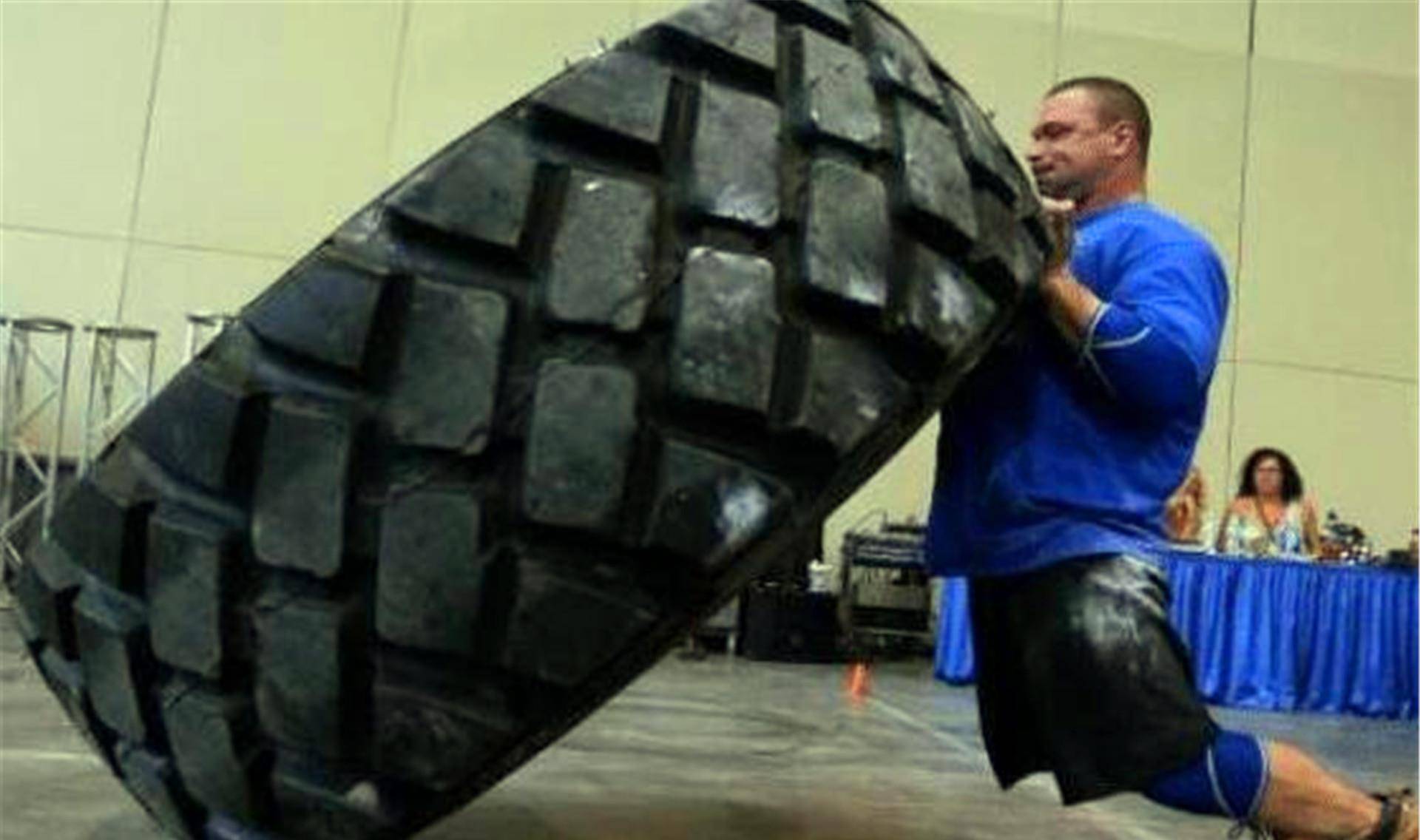 原来这群人是做直播的,滚轮胎不赚钱,但是通过直播滚轮胎是可以赚钱的