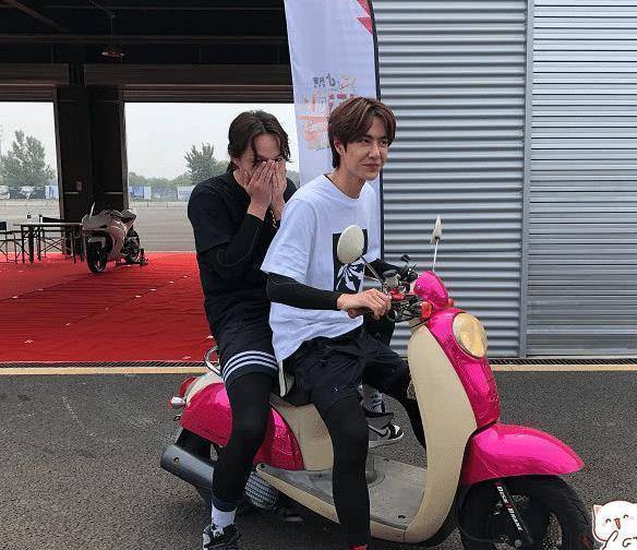 王一博的摩托车后座有人了!