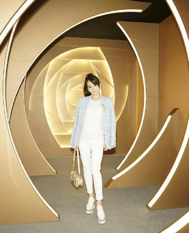 a字裙已经过时了,现在流行"a字裤",方媛穿上它太潮了_白色_穿着_很