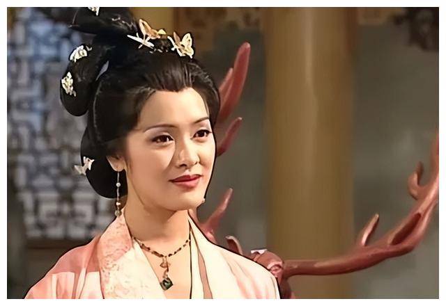 2002年,她在《无头东宫》中出演了一个奸诈的角色,展现出了不同的演技