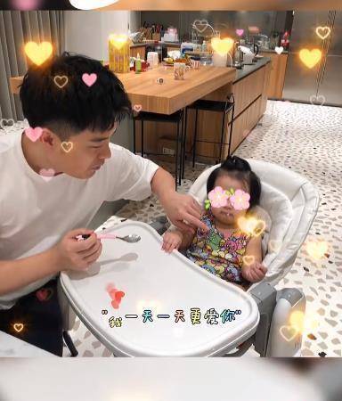 陈赫晒"带娃照",喂女儿吃饭父爱爆棚,4岁安安又高又瘦像妈妈_孩子