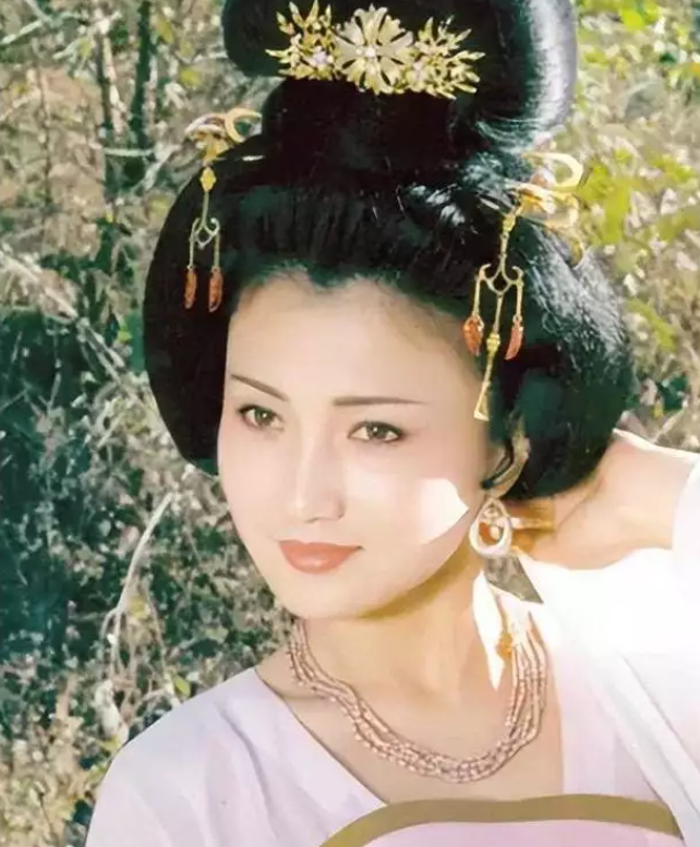 同样是唐妆,把谭松韵杨紫和周迅放一起看,女星审美差距就出来了_唐代